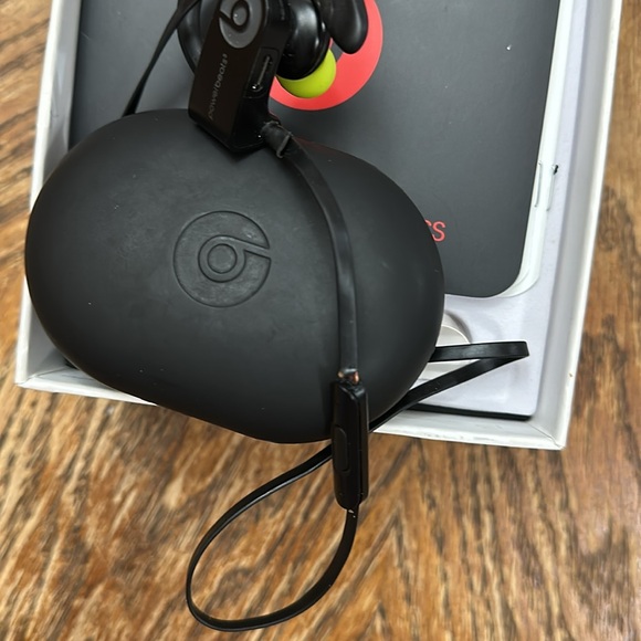 Powerbeats wireless - Picture 2 of 2